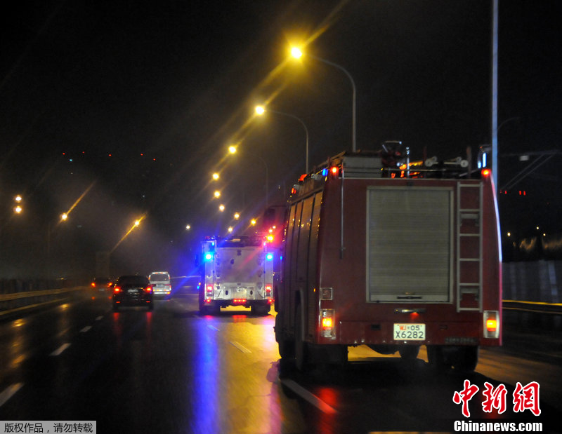 大连港两油罐遭雷击起火 百辆消防车出动灭火