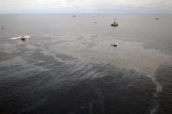 An aerial view shows oil that seeped from a well operated by Chevron at Frade, on the waters in Campos Basin in Rio de Janeiro state November 18, 2011. [Xinhua/Reuters] 