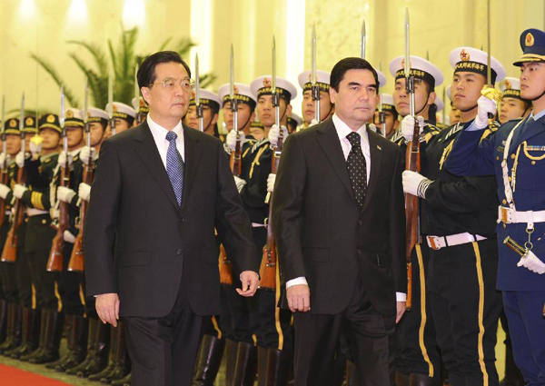 Chinese President Hu Jintao (L Front) accompanies Turkmenistan's President Gurbanguly Berdymukhamedov (2nd L Front) to inspect the guard of honor at the Great Hall of the People in Beijing, capital of China, Nov. 23, 2011. Hu Jintao on Wednesday hosted a welcoming ceremony for Gurbanguly Berdymukhamedov in Beijing. [Xinhua]