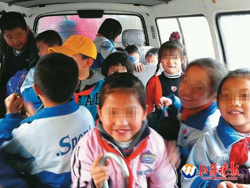 Students take a school bus in Taiyuan, Shanxi Province. With special inspection teams set up at all provincial-level governments, school bus safety checks have started across the country.[Photo/Shanxi Evening News] 