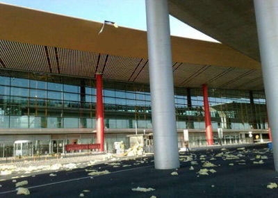 This file photo shows the debris blown off from the roof of the No.3 Terminal building at the Beijing Capital International Airport on December 10, 2010. [Photo: Beijing Times] 