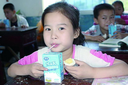 Students at Huayan Primary School in Ningshan County, Shaanxi Province, have enjoyed free breakfast including an egg and a bottle of milk since 2009. [File photo]
