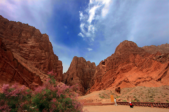 Tianshan Grand Canyon, one of the 'top 10 attractions in Xinjiang, China' by China.org.cn.