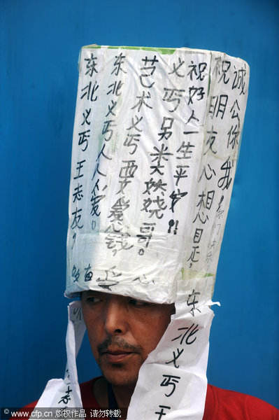 Wang Zhiyou, known as the generous beggar, arrived in Changsha, the capital of Hunan province, on Sept 6, 2011. [Photo/CFP] 