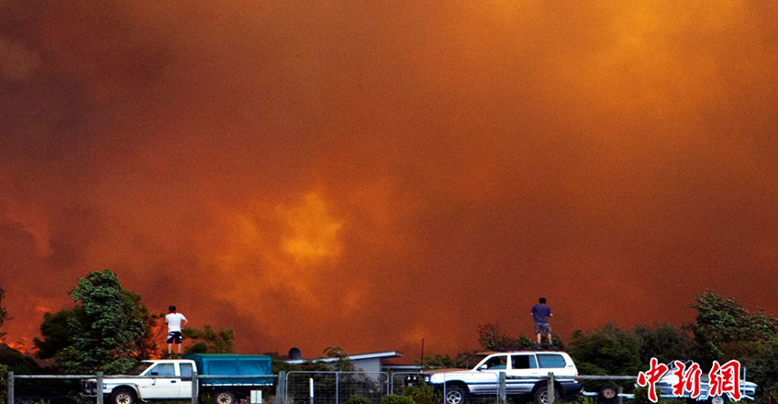 About 400 hundreds firefighters are still battling to contain a bushfire that destroyed at least 19 properties in the Margaret River region of Western Australia (WA), authorities said on Thursday. About 19 houses had been confirmed burnt or damaged, with up to 11 of those seriously damaged. Residents in the region were warned that the fire could still pose a danger to lives and properties as the wind changed direction. [Chinanews.com photo]