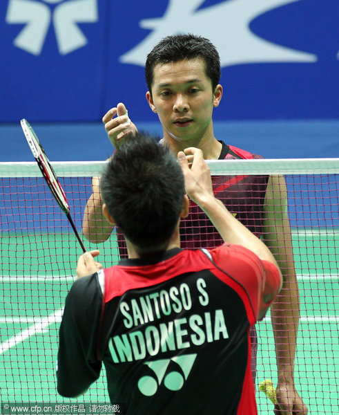  Taufik Hidayat of Indonesia shakes hands with Simon Santoso.