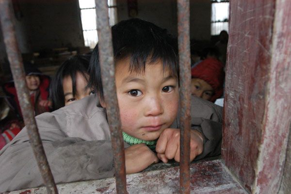 Nearly 75 percent of the 216 children who attend primary school in Lulou village, Anhui province, are HIV-positive or were orphaned when their parents died of AIDS. Many Anhui villagers were infected when they sold their blood illegally in the late 1980s and early 1990s.[Photo/China Daily]