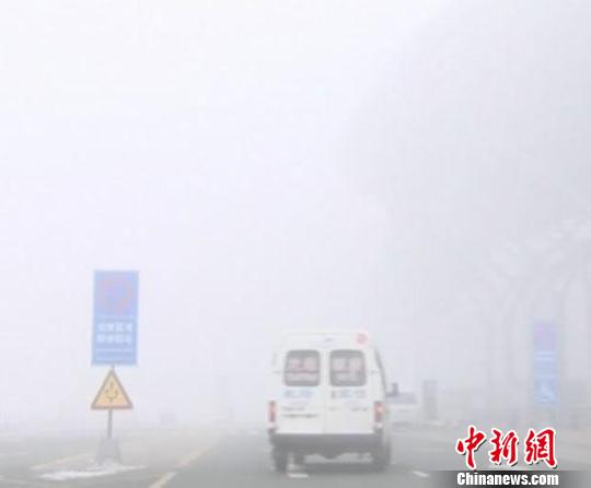 乌鲁木齐大雾卷土重来 浓雾天气持续60多个小时