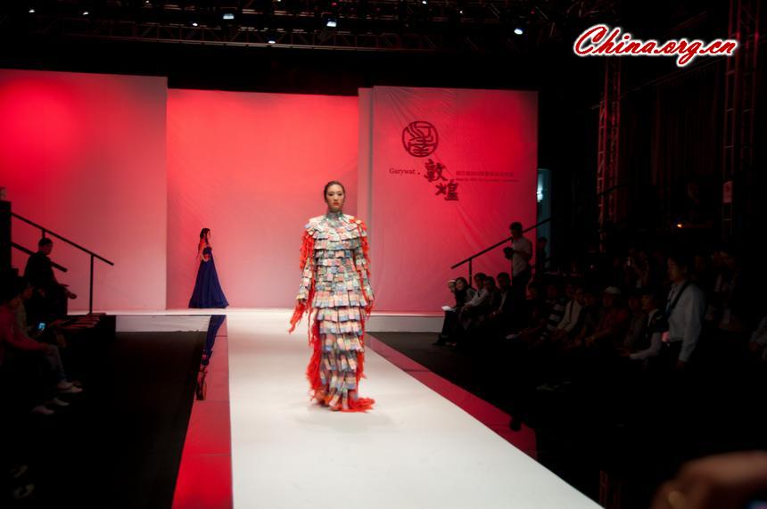 A model dressed in an ancient China body amor-styled dress at Gary Qu's (a.k.a. Gary Wat) 2012 Spring / Summer Conference in Guangzhou. [Pierre Chen / China.org.cn]