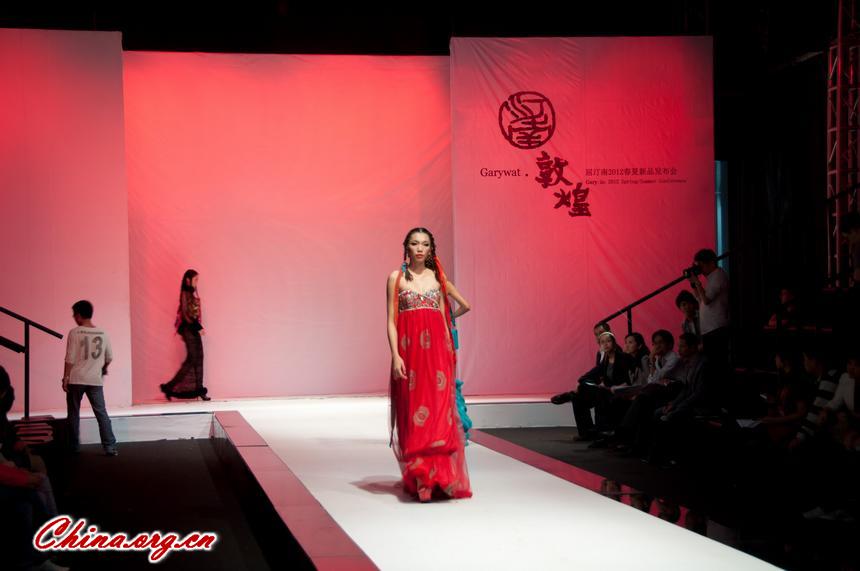 Gary Wat, a Chinese fashion designer, publishes his 2012 Spring / Summer collections in Guangzhou on November 15, 2011. [Pierre Chen / China.org.cn]
