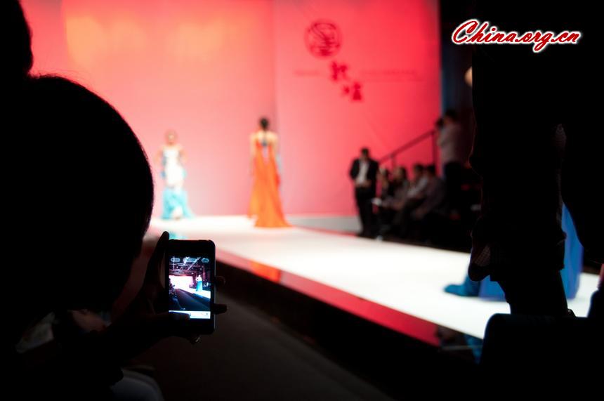 Gary Wat, a Chinese fashion designer, publishes his 2012 Spring / Summer collections in Guangzhou on November 15, 2011. [Pierre Chen / China.org.cn]