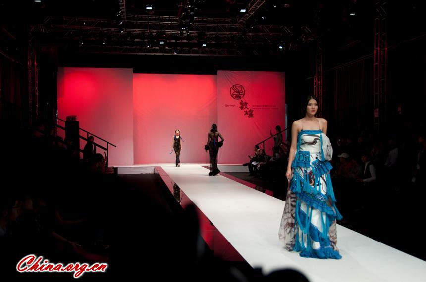Gary Wat, a Chinese fashion designer, publishes his 2012 Spring / Summer collections in Guangzhou on November 15, 2011. [Pierre Chen / China.org.cn]