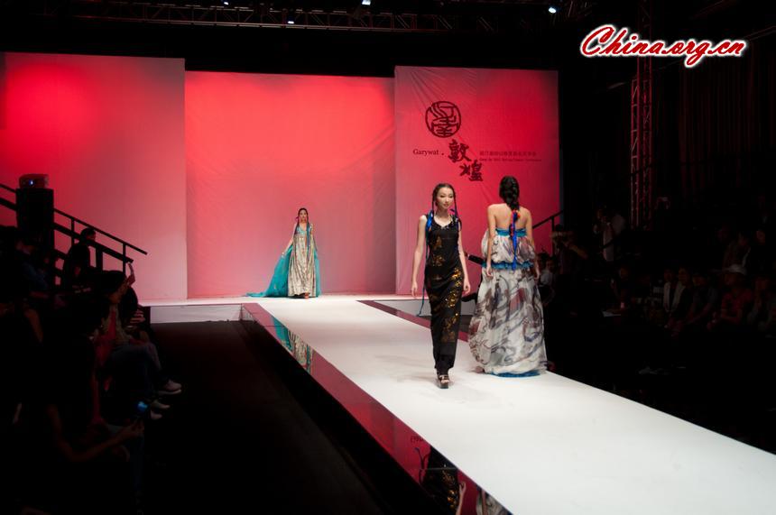 Gary Wat, a Chinese fashion designer, publishes his 2012 Spring / Summer collections in Guangzhou on November 15, 2011. [Pierre Chen / China.org.cn]