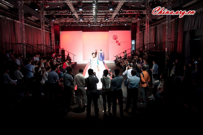 Gary Wat, a Chinese fashion designer, publishes his 2012 Spring / Summer collections in Guangzhou on November 15, 2011. [Pierre Chen / China.org.cn]