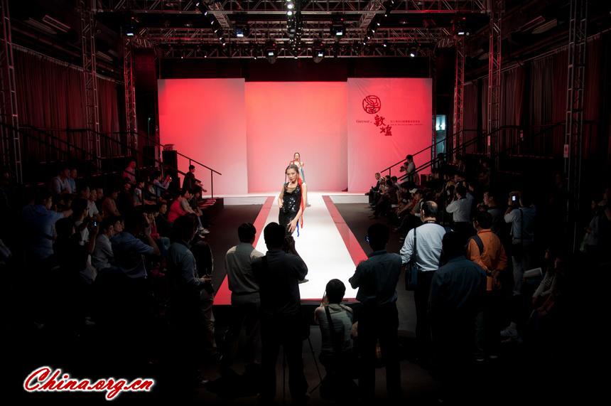 Gary Wat, a Chinese fashion designer, publishes his 2012 Spring / Summer collections in Guangzhou on November 15, 2011. [Pierre Chen / China.org.cn]