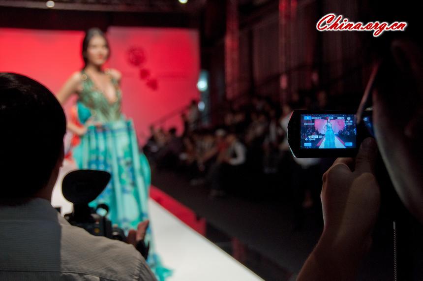 Gary Wat, a Chinese fashion designer, publishes his 2012 Spring / Summer collections in Guangzhou on November 15, 2011. [Pierre Chen / China.org.cn]