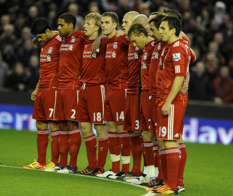 The Liverpool football team stand for a silence in respect of the Wales manager, Gary Speed, who was found dead, before their English Premier League soccer match against Manchester City in Liverpool, northern England November 27, 2011. (Xinhua/Reuters Photo) 