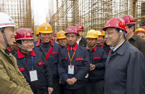Chinese Vice Premier Li Keqiang (R, front) talks with construction workers of an affordable homes community in Langfang, north China's Hebei Province, Nov. 25, 2011. Li made an inspection on the construction of affordable homes in Langfang on Friday. [Xinhua/Huang Jingwen]