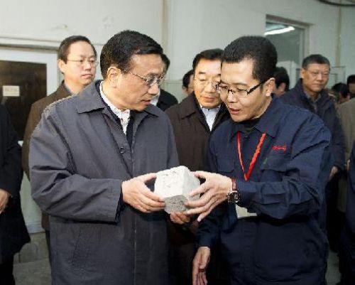  Vice Premier Li Keqiang (L, front) visits a concrete manufacture enterprise in Langfang, north China's Hebei Province, Nov. 25, 2011. Li made an inspection on the construction of affordable homes in Langfang on Friday. (Xinhua/Huang Jingwen)