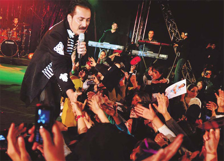 'Afghan Elvis' wows women fans