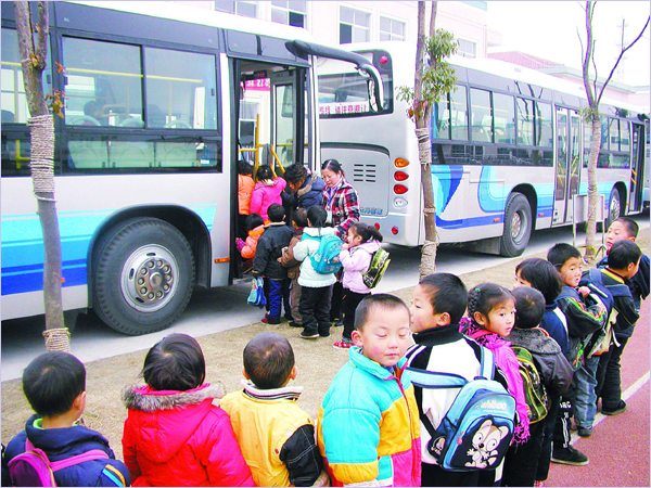 Student line up to get in the school bus in Liaoning Province. Premier Wen Jiabao on November 27 pledged central and local government funds to provide and improve school bus services in the wake of the traffic accident that killed 19 preschool children and sparked national outrage.