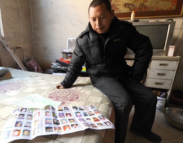 Feng Jianlin, who lost his daughter three years ago, has traveled thousands of miles across China and passed out millions of leaflets bearing the images of missing children. 