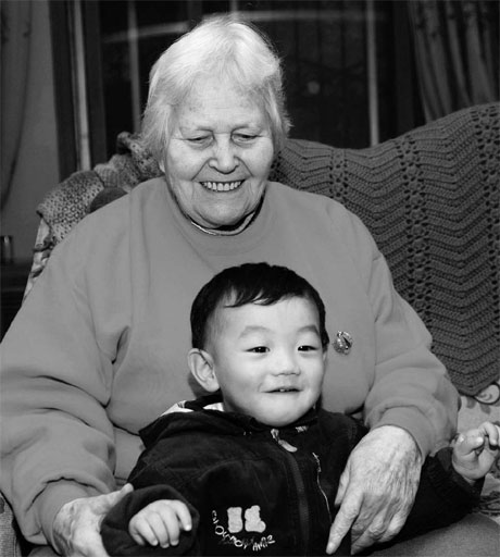 Shirley Wood, 86, with her great-grandson, lives the life of a local in her home in Kaifeng, Henan Province.