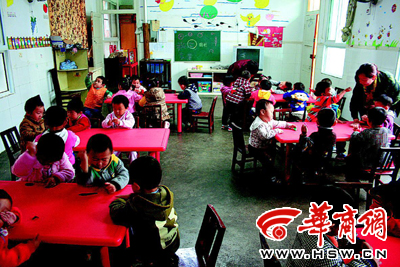 The county has seen a sharp increase in the number of preschool students since it began offering the courses for free this autumn. [File photo] 2011年秋天实行免费教育后，宁陕县幼儿园学生数量激增。[资料图片]