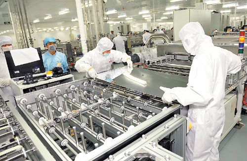 Workers adjust solar battery cells at a production line in Guangdong province. Chinese solar manufacturers said that they are confident of defending themselves in anti-dumping and anti-subsidy investigations initiated by the United States. [China Daily] 