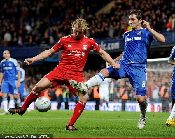 Dirk Kuyt of Liverpool competes with Frank Lampard of Chelsea during the Carling Cup quarter final match between Chelsea and Liverpool at Stamford Bridge on November 29, 2011 in London, England.