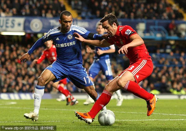 Chelsea's Jose Bosingwa (left) and Liverpool's Sanchez Jose Enrique battle for the ball