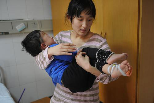 An initial investigation showed nearly all the infected patients, mostly children, received intravenous injections at a clinic in Maqiao township of Yongcheng City. [File photo]