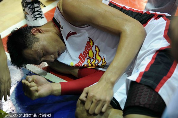  Yi Jianlian got injured in a CBA match. 
