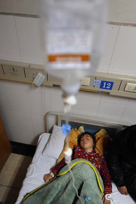 A child who has contracted hepatitis C receives treatment in a hospital in Anhui province on Tuesday. At least 13 people in the province have contracted the disease.[Photo/Xinhua]