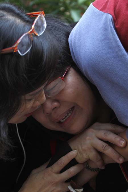 A woman in Hong Kong cries on Wednesday after being told her daughter died in the fire.[Photo/China Daily via Agencies]