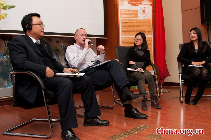 Simon Brown (R2), Country Director of Voluntary Service Overseas shares his experiences in undertaking volunteer work in China. [Pierre Chen / China.org.cn]