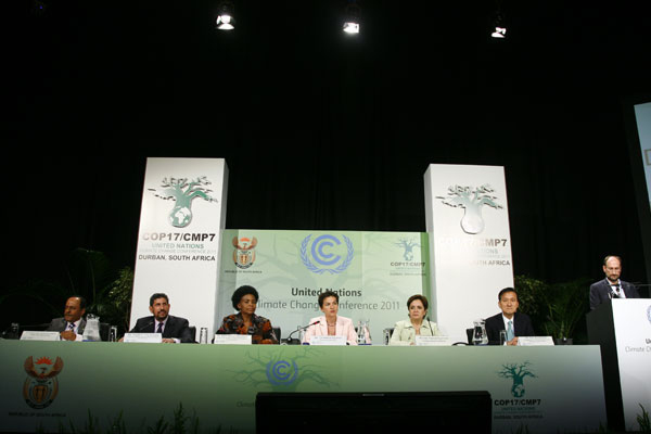 UN climate chief Christiana Figueres (center) announces Qatar will be the host of next year's 18th Conference of the Parties to the United Nations Framework Convention on Climate Change. [China.org.cn/Luo Qi]