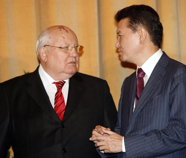 Gorbachev awards champion trophy to Hou Yifan