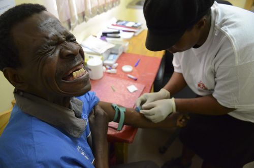 In a Ministry of Health clinic in Swaziland where MSF staff also work, phlebotomist Ntombikayise Dlamini is performing the necessary tests for patients.[© MSF] 