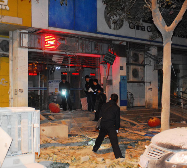 Police investigate the explosion site near a bank in Wuhan, Central China, Dec 1, 2011. [Photo/Xinhua]    