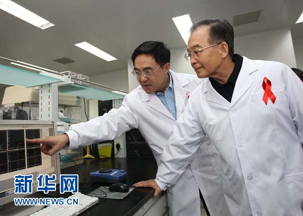 Chinese Premier Wen Jiabao (R) visits a HIV/AIDS research laboratory at the Chinese Center for Disease Control and Prevention (CCDCP) in Beijing, capital of China, Dec. 1, 2011.[Photo/Xinhua] 