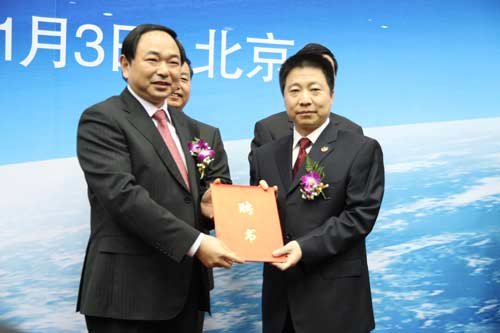 Yang Liwei(R), China's first astronaut in outer space, is appointed as the post office chief on November 3,2011 in Beijing.[Photo/Xinhua]
