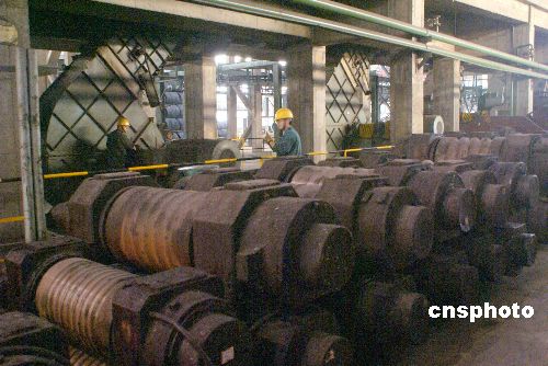 China's 77 major steel companies reported an average profit margin of 0.47 percent in October, with monthly earnings of only 1.375 billion yuan (216 million dollars). 