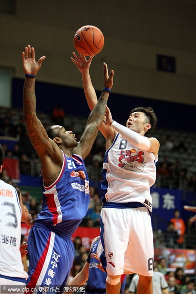  Josh Powell from Liao Ning (L) trying to block Liu Wei from Shanghai.