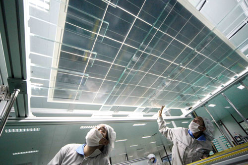Workers make solar cells that are to be exported at an energy company in Lianyungang, Jiangsu province. [File photo]