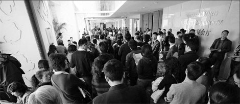 Hundreds of delegates waiting to register before entering a conference room at a hotel in Beijing. [China Daily]