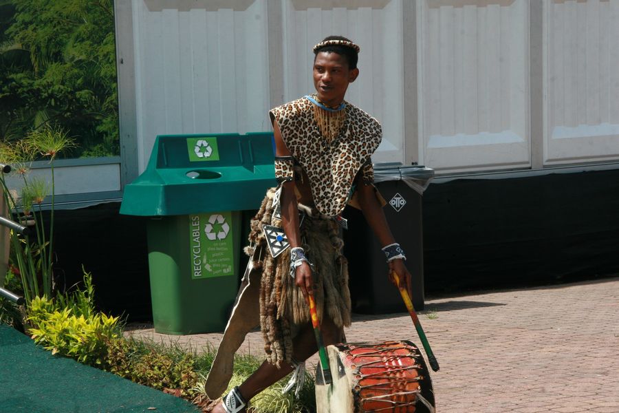 An artist performs near the Durban climate meeting site. [China.org.cn]