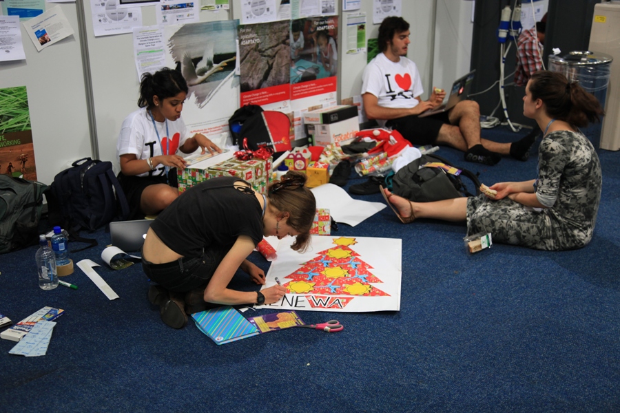 African youth are busy in drawing environmentally-friendly logo. [China.org.cn]