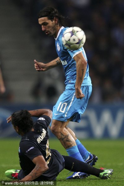 Alvaro (L) vies for the ball with Danny of FC Zenit St Petersburg during their UEFA Champions League group G soccer match held at Dragao Stadium in Porto, Portugal, 6 December 2011.