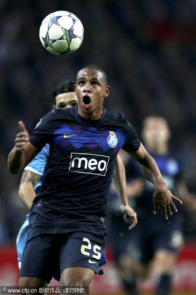 FC Porto's Fernando (F) vies for the ball with Danny of FC Zenit St Petersburg during their UEFA Champions League group G soccer match held at Dragao Stadium in Porto, Portugal, 6 December 2011. 